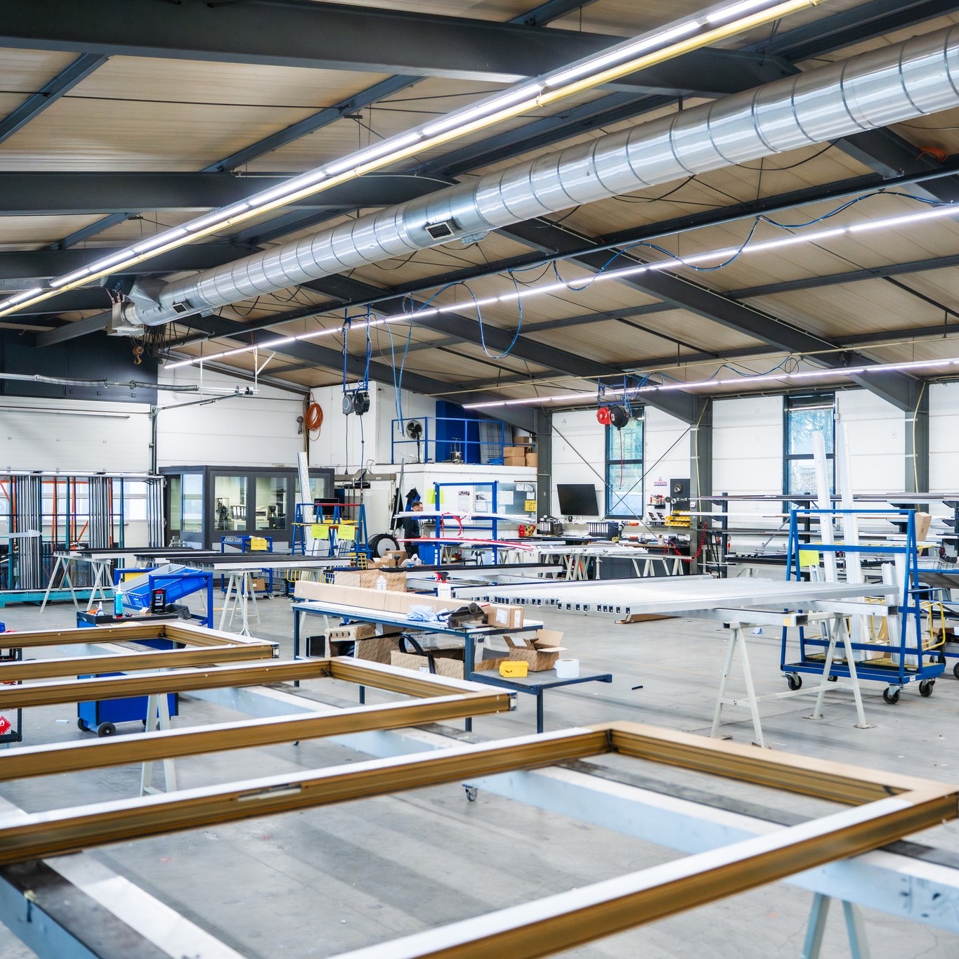 Montagetische mit Rahmen in Arbeit, Blick durch die Fertigungshalle.