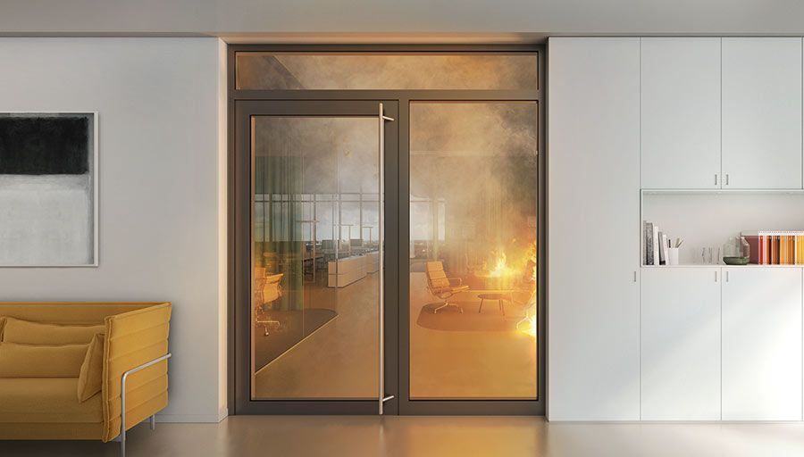 Brandschutztür aus Aluminium und Glas in einem Innenraum.