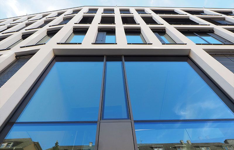 Blick von unten an der Fassade entlang auf Glasfelder und Profile.