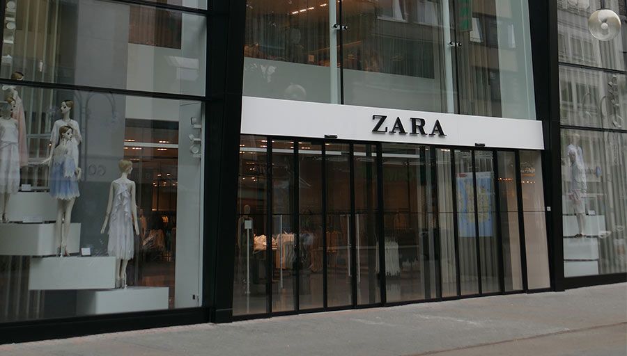 Mehrgeschossige Glasfassade über der Ladenfront von Zara in einer Kölner Einkaufsstraße.