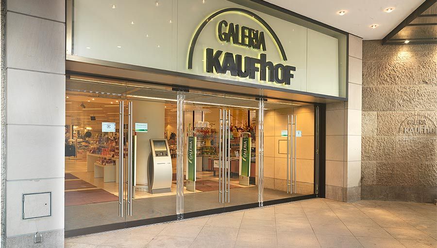 Gläserne Pendeltüranlage am Eingang eines Warenhauses von GALERIA Kaufhof.
